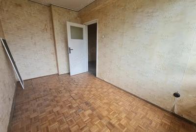 Apartament cu 3 camere semidecomandat în Independenței