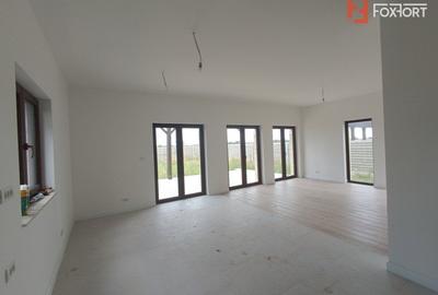 Casă individuală cu 4 camere cu Canalizare în Moșnița Nouă