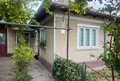 Casa pe teren de 200 mp, desch. 10 m, Bratianu, str. linistita, gaze, negociabil