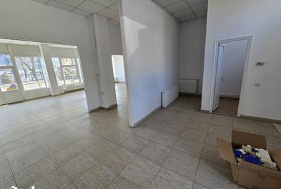 Spațiu comercial, de 80 mp, în Central - 3