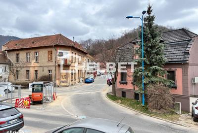 Casă cu 5 camere cu Canalizare în Centrul Istoric