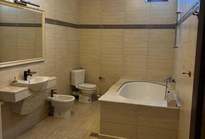 Casă cu 4 camere în Central - 1