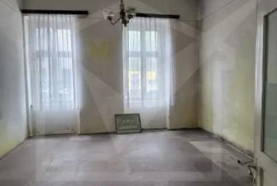 Apartament in casa, parcare privata, curte comuna