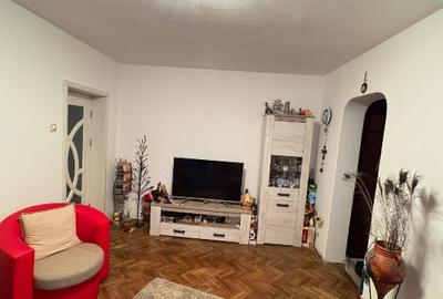 Apartament cu 4 camere semidecomandat în Tomis III