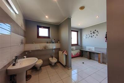 Duplex cu 12 camere cu Canalizare în Vest - 11