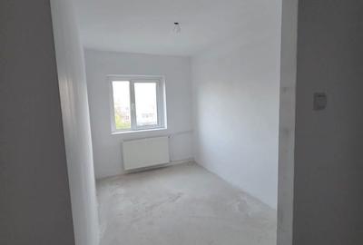 Apartament cu 3 camere decomandat în Malu Roșu - 4