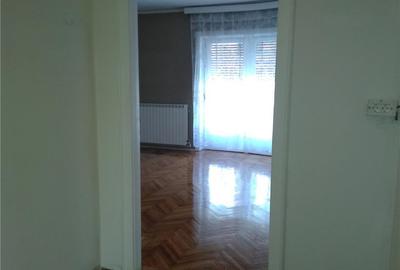 Spațiu comercial, de 143 mp, în Central - 3