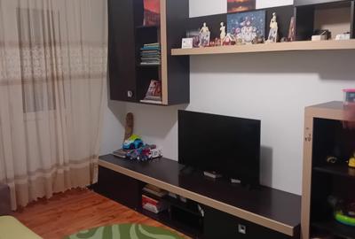 Apartament cu 3 camere semidecomandat în Groapa
