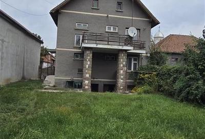 Imobil cu potential, constructie solida cu 2 apartamente,+demisol si garaj, Bras - 27