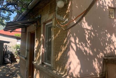 Casă cu 5 camere cu Canalizare în Central