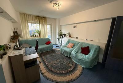 Apartament cu 3 camere semidecomandat, mobilat în 13 Septembrie