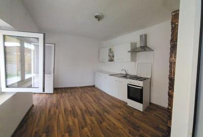 Casă cu 4 camere cu Teren 800 Mp în Cobadin