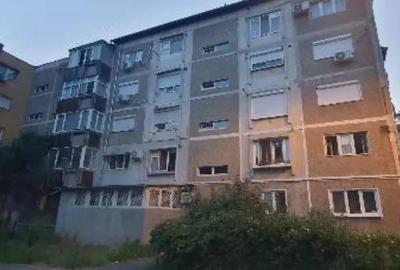Apartament cu 3 camere decomandat în Aradului