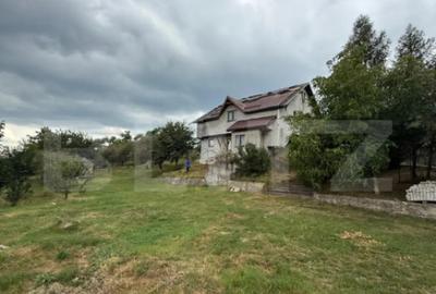 Casă cu 4 camere cu Teren 4800 Mp în Central