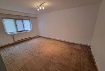 Apartament cu 3 camere decomandat în Poarta 6