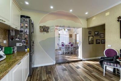 Casă cu 9 camere cu Teren 650 Mp în Tractorul - 13