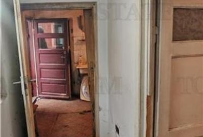 Casa cu 3 camere, garaj si 325mp teren, demolabila, cu toate utilitatile, in Mil - 20