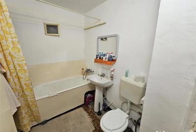 Apartament cu 3 camere decomandat în Micro IV