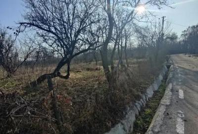 Teren de 2440 mp, în Podenii Vechi