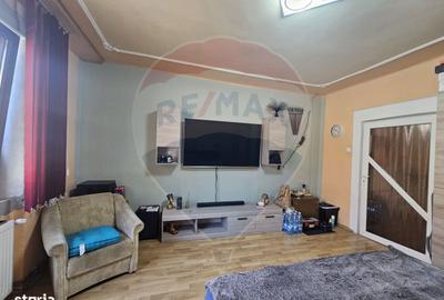 Casă cu 4 camere cu Teren 1371 Mp în Crivina - 2