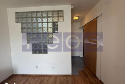 Apartament cu 3 camere semidecomandat în Tei