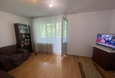 Apartament cu 3 camere decomandat în Berceni