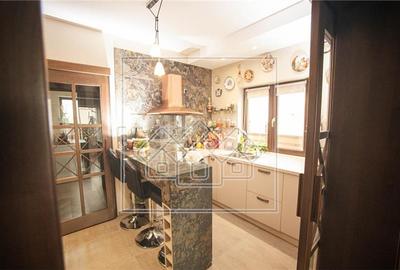 Casa tip duplex de vanzare in Sibiu - 5 camere, 3 bai - teren 250 mp - 5