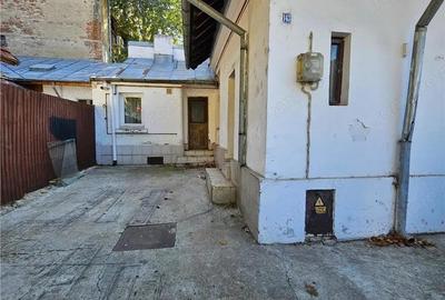 Doua case vecine, cu vad, in Bucure #537;ti, Tineretului, Parcul Carol - 1