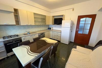 Apartament cu 3 camere semidecomandat, mobilat în Central
