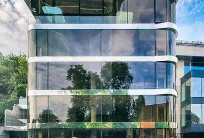 Open space in cladire de birouri moderna