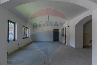 Casă cu 4 camere cu Teren 1642 Mp în Hoghiz - 2