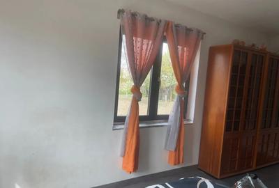 Casă cu 5 camere cu Canalizare în Central - 2
