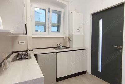 Centrul Istoric - Poarta Schei, garsoniera spa?ioasa. - 2