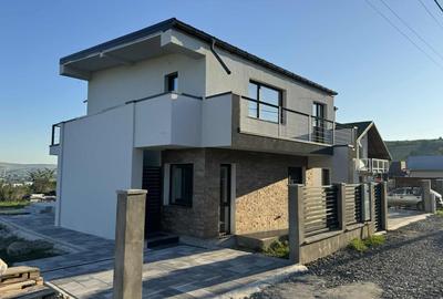 Vila de lux, 220 mp, la cheie, Dezmir