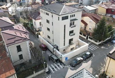 Casă individuală cu 17 camere cu Canalizare în Unirii - 1