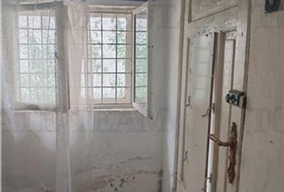 Casa cu 3 camere, garaj si 325mp teren, demolabila, cu toate utilitatile, in Mil - 15
