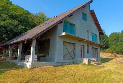 Casă cu 6 camere cu Teren 1000 Mp în Dobrogostea - 2