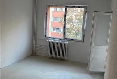 Apartament cu 3 camere decomandat în Tei