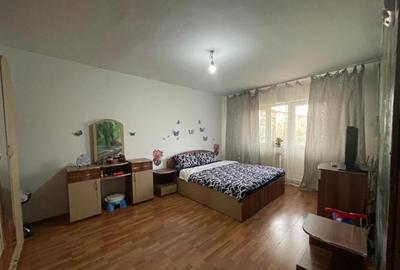 Apartament de vanzare, cu 2 camere, 49 mp, decomandat, Baia - 2