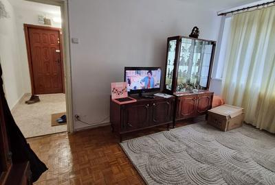 Apartament cu 3 camere semidecomandat în Rovine
