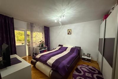 Apartament cu 3 camere ,etaj 3, zona Ulpia - 12