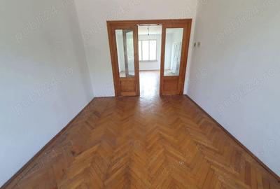 Casa de vanzare plus teren 1300mp - 2