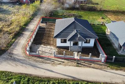 Casă cu 3 camere în Lazuri