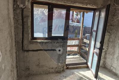 Casă cu 5 camere cu Teren 200 Mp în Poiana - 10