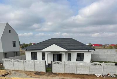 Casă cu 3 camere cu Teren 400 Mp în Pielești - 1