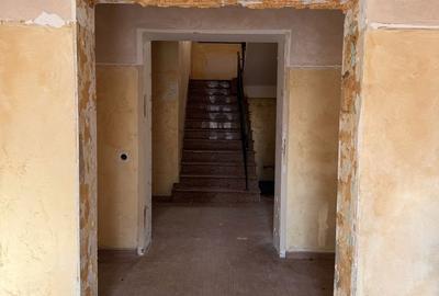 Casă cu 4 camere cu Teren 900 Mp în Central - 1