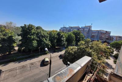 Apartament cu 4 camere decomandat în Roșiori de Vede - 2