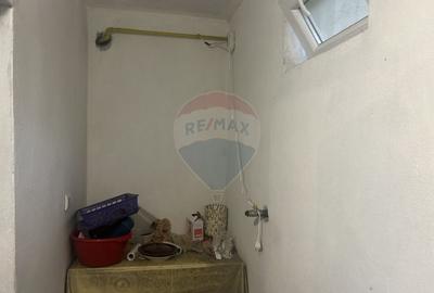 Casa cu 2 camere si 2 ari de teren de vanzare in zona centrala - 15