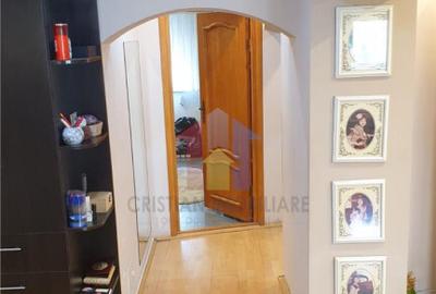 3 camere etaj 1, 2 balcoane, Mobilat si Utilat, decomandat, - 3