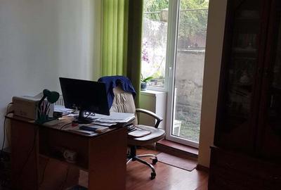 Proprietar vand apartament 3 camere , Pia?a Maria, parter, 127000 , tel. - 3